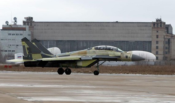 Máy bay huấn luyện-chiến đấu MiG-29KUB trượt trên đường băng chuẩn bị cất cánh.